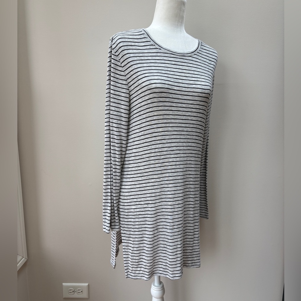 Old Navy Women’s Cream and Black Striped Long Sleeve Tunic